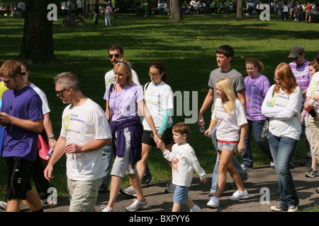 Alzheimer Speicher zu Fuß. Zu Fuß zum Ende Alzheimer. Old River Park, Dayton, Ohio, USA. Stockfoto