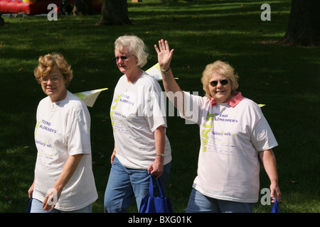 Alzheimer Speicher zu Fuß. Zu Fuß zum Ende Alzheimer. Old River Park, Dayton, Ohio, USA. Drei Frauen laufen mit T-Shirts. Stockfoto