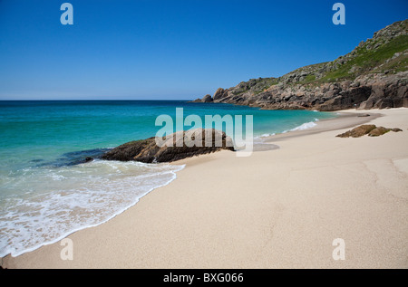 Blick auf Porth Kapelle Strand in der Nähe von Porthcurno, St Levan, West Cornwall, UK Stockfoto