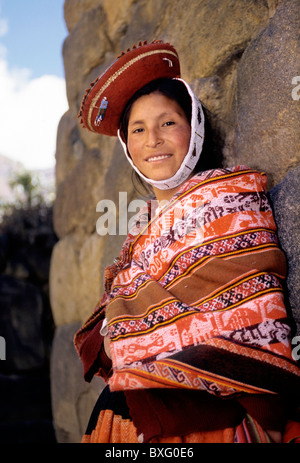 Traditionall gekleidete Quechua-Frau in der Inka Dorf Ollantaytambo-Sacred Valley, Peru. Stockfoto