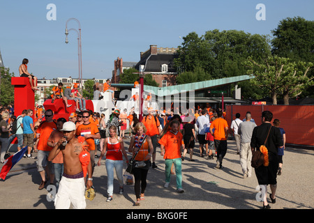 Fußballfans gehen auf dem Museumplein, Amsterdam, in Erwartung des WM-Finales zwischen den Niederlanden und Spanien 2010 Stockfoto