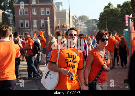 Fußballfans gehen auf dem Museumplein, Amsterdam, in Erwartung des WM-Finales zwischen den Niederlanden und Spanien 2010 Stockfoto