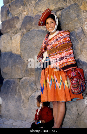 Traditionall gekleidete Quechua-Frau in der Inka Dorf Ollantaytambo-Sacred Valley, Peru. Stockfoto