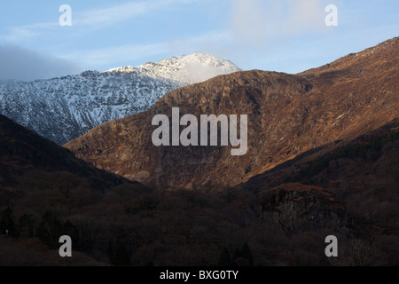 Die Aussicht vom Nantgwynant, Cwm Llan Snowdon Mountain (1085m), bedeckt im Winter Schnee, Snowdonia-Nationalpark, Wales. Stockfoto