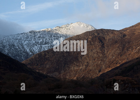 Die Aussicht vom Nantgwynant, Cwm Llan Snowdon Mountain, bedeckt im Winter Schnee, Snowdonia-Nationalpark, Wales Stockfoto