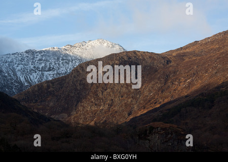 Die Aussicht vom Nantgwynant, Cwm Llan Snowdon Mountain, bedeckt im Winter Schnee, Snowdonia-Nationalpark, Wales Stockfoto