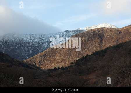 Die Aussicht vom Nantgwynant, Cwm Llan Snowdon Mountain, bedeckt im Winter Schnee, Snowdonia-Nationalpark, Wales Stockfoto