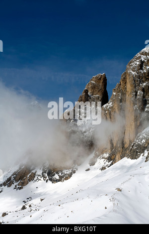 Unter den Klippen der Langkofel Langkofel Wolkenstein Dolomiten Italien wirbelnden Nebel Stockfoto