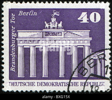 DDR - CIRCA 1973: Ein Stempel Nuppengläser in DDR (Ostdeutschland) zeigt Brandenburger Tor in Berlin, ca. 1973 Stockfoto