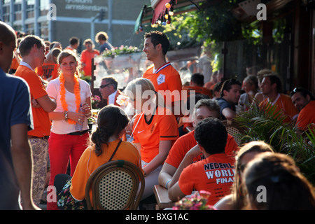 Fußballfans warten vor einer Kneipe kurz vor dem WM-Finale zwischen den Niederlanden und Spanien, Amsterdam Stockfoto