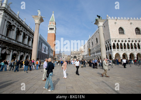 Blick vom Riva Degli Schiavani in Richtung Campanile di San Marco zeigen Colonna di San Marco und Palazzo Ducale, Venedig Stockfoto