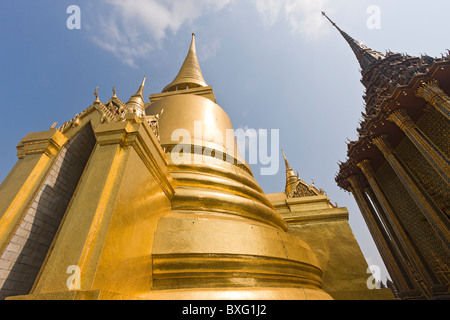 Die wichtigsten goldene Stupa (Phra Si Rattana Chedi) im Wat Phra Kaew (königlicher Tempel) im Grand Palace in Bangkok, Thailand Stockfoto