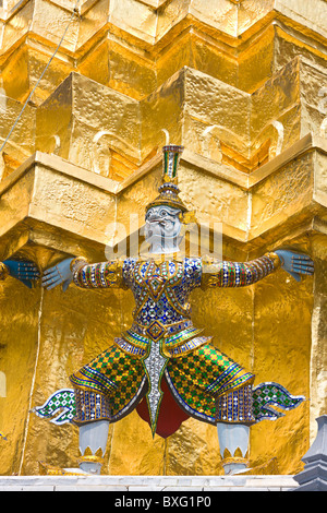 Guardian Dämonen (Yaksha) unterstützen die Basis des goldenen Chedi in der Tempel des Smaragd-Buddha, königliche Tempel, Bangkok, Thailand Stockfoto