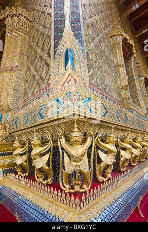 Garuda Figuren am Gebäude der Tempel des Smaragd-Buddha, Wat Phra Kaew (der königliche Tempel) im The Grand Palace, Bangkok Stockfoto