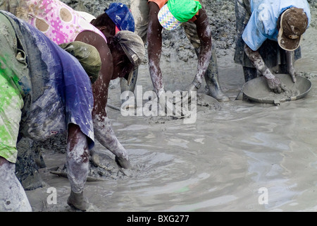 Frauen Gold Miners biegen über Gold in einem Bergwerk im Choco, Kolumbien zu schwenken. Stockfoto