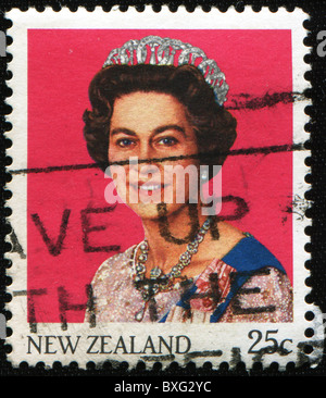 Neuseeland - ca. 1985: Eine Briefmarke gedruckt in Neuseeland zeigt Königin Elizabeth II, ca. 1985 Stockfoto