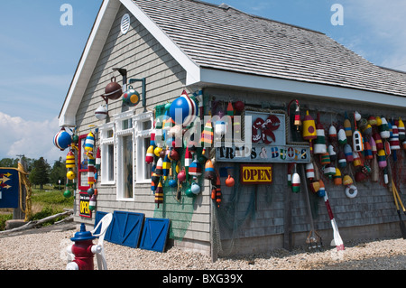 Nova Scotia, Kanada. Bojen auf dem Haus in Blue Rocks im Lunenburger Hafen. Stockfoto