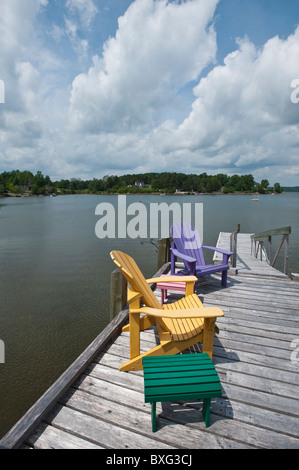 Nova Scotia, Kanada. Adirondack-Stühle am Dock um Blue Rocks im Hafen von Lunenburg. Stockfoto