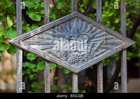 Cast Iron Hammer und Sichel, ein Überbleibsel aus der russischen Sowjetzeit auf einem Zaun in Tiflis, Georgien. JMH3966 Stockfoto