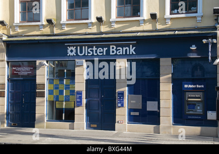 Der Haupteingang der Ulster Bank Filiale in Clonmel, Co Tipperary, Irland (Eire). Stockfoto