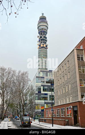 Der BT Tower (früher bekannt als Post Office Tower und Telecom Tower) einer der berühmten und bekannten Sehenswürdigkeiten in London Stockfoto