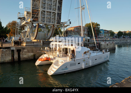 Gabut Klapp rolling Hubbrücke angehoben als Katamaran in den inneren Hafen von La Rochelle, Charente-Maritime (17), Poitou-Charente, Frankreich Stockfoto