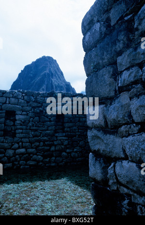 Huayna Picchu erhebt sich über Central Plaza & Gebäude der Wohnsektor zur UNESCO World Heritage Inka-Ruinen von Machu Picchu Stockfoto