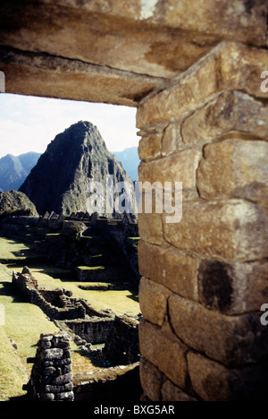 Huayna Picchu erhebt sich über Central Plaza & Gebäude der Wohnsektor zur UNESCO World Heritage Inka-Ruinen von Machu Picchu Stockfoto