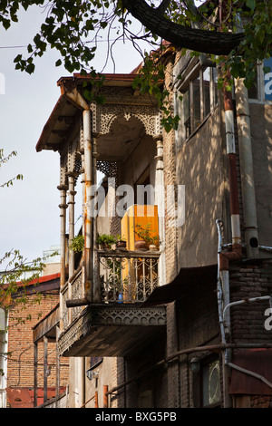 Geschnitzten Balkonen Holzhaus in Tbilisi Altstadt, Kala, Georgia. JMH3992 Stockfoto