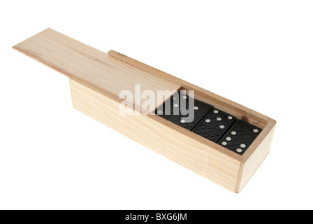 Domino in Holzbox isoliert auf weißem Hintergrund. Stockfoto