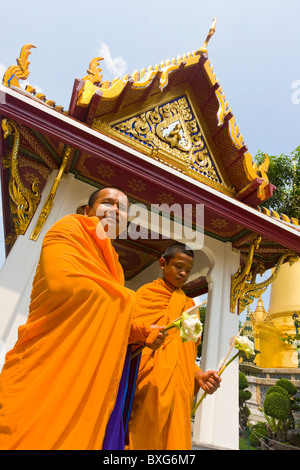 Buddhistische Mönche im Wat Phra Kaew oder königlicher Tempel auf dem Gelände des Grand Palace in Bangkok, Thailand. Stockfoto