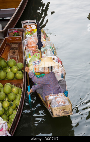 Frau Anbieter in Khlong Boot am Damnoen Sakuak schwimmende Markt außerhalb Bangkok, Thailand Stockfoto