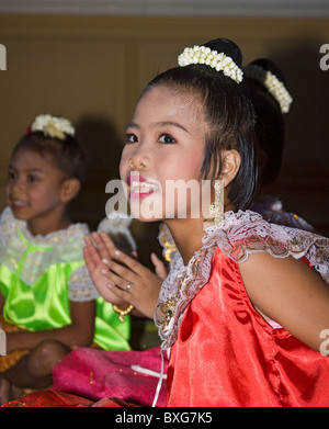 Junge Thai Kinder in Tracht an Thailand Tourismus Behörde Golden Jubilee Grand Rezeption; Bangkok, Thailand. Stockfoto