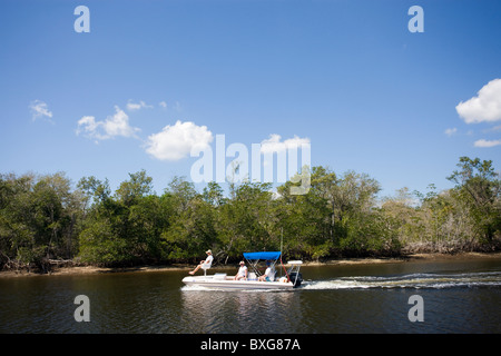 Touristen auf Boot Reise bei Ten Thousand Islands, Florida Everglades, Vereinigte Staaten von Amerika Stockfoto