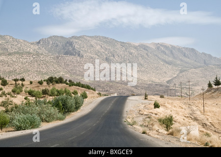 Eine Straße im Beshesh-Gebirge des Zagros-Gebirges, in der Nähe der Stadt Amadiya (Amedi), in der Autonomen Region Kurdistan im Nordirak. Stockfoto