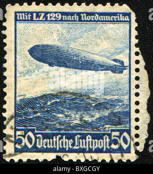 Deutsches Reich - ca. 1936: Luftpost-Briefmarke gedruckt im Deutschen Reich zeigt Zeppelin LZ 129 Hindenburg über Nordamerika Stockfoto