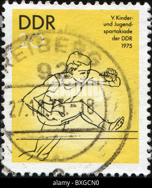 DDR - ca. 1975: Eine Briefmarke gedruckt in DDR (Ostdeutschland) gewidmet Kinder und Jugendliche Sporttag, ca. 1975 Stockfoto