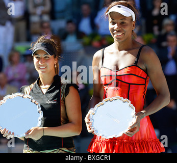 Aravane Rezai (FRA) (links) in Aktion gegen Venus Williams bei der Frauen WTA Einzel Finale Stockfoto