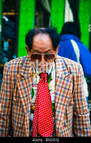 Asiatischer Mann auf Gehweg in Macau Hongkong China Stockfoto