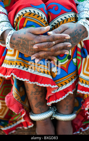 Gadia Lohar. Nomadische Rajasthan Jugendmädchen Hände und Beine mit Tribal Tattoos. Indiens wandernde Schmiede. Indien Stockfoto