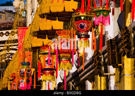 Chinesische Lampions hängen Stadtstraße in der Innenstadt von Macau Hongkong China Stockfoto