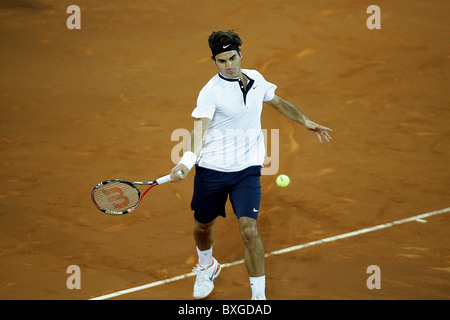 Roger Federer (SUI) in Aktion gegen David Ferrer (ESP) während das S-Finale Männer - Mutua Madrilena Madrid Open Tennisturnier ein Stockfoto