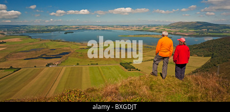 Loch Leven, Bischof Hill und die Lomond Hügel von Benarty Hill Stockfoto