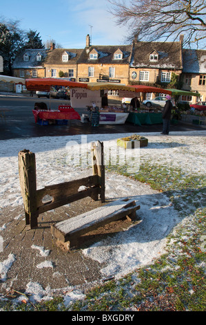 Bestände in den Vordergrund und Bauernmarkt im Hintergrund in das Dorf Stow auf die würden in den Cotswolds. England Stockfoto