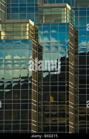 Abstrakten Überlegungen in der Glasfassade ein Bürohochhaus Stockfoto