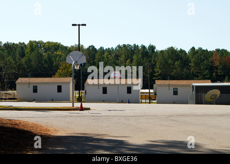 Tragbare Klassenzimmer Gebäude an einer Schule in den USA. Diese sind hereingebracht & verwendet, wenn die Schule mehr Studenten als Zimmer hat. Stockfoto
