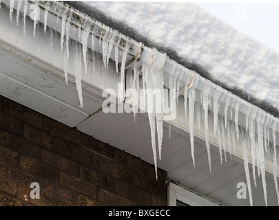 Eiszapfen hängen von inländischen Haus Dachrinne bei extrem kaltem Wetter. Stockfoto