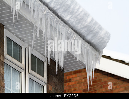 Eiszapfen hängen von inländischen Haus Dachrinne bei extrem kaltem Wetter. Stockfoto