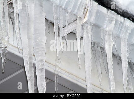 Eiszapfen hängen von inländischen Haus Dachrinne bei extrem kaltem Wetter. Stockfoto