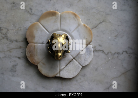 Bronze Ram Kopf des Fontain in Livadia Park, Krim, Ukraine Stockfoto